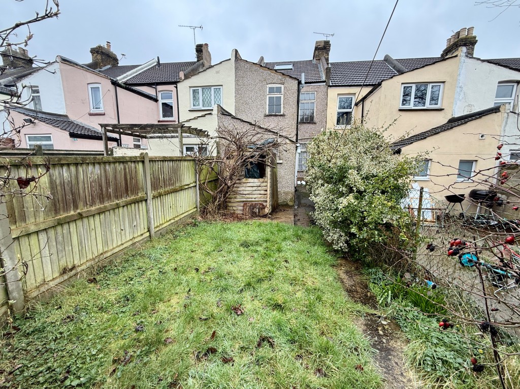 Lot: 113 - MID-TERRACE HOUSE FOR REFURBISHMENT - Garden to rear